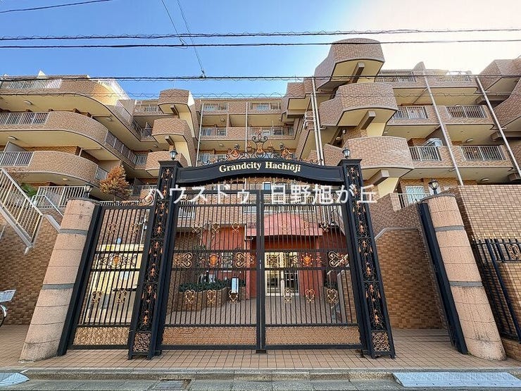 【外観】
欧州風の意匠が目を引く、タイル貼りの重厚感溢れる佇まい。管理体制も良好で、八王子エリアの利便性と静穏な住環境を享受できる、資産価値の高い分譲マンションです。