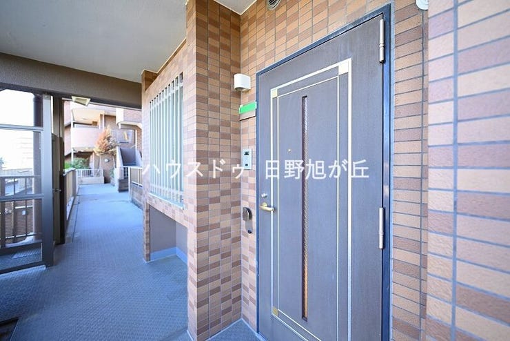 清掃が行き届いた、清潔感のある外廊下。プライバシーに配慮された落ち着きのある共用空間です。マンションでありながら、一歩外に出た際も静穏な住環境を享受できる、心地よい設えが整っています。