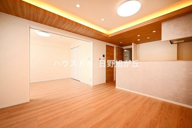 多面採光による明るい陽光が差し込む、開放感たっぷりのリビング。家族の会話が自然と弾む、心地よい団らんの空間です。白を基調とした内装が、清潔感と広がりを演出します。