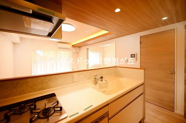 リビングを見渡せる対面式のシステムキッチン。お料理中も家族の気配を感じられ、お子様のいるご家庭も安心です。豊富な収納と機能的な設備が、毎日の家事を軽やかにサポート。