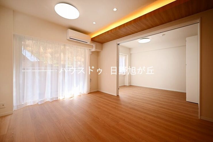 バルコニーへと続く窓からの視界が、さらなる開放感をもたらすリビングスペース。家具の配置がしやすい形状で、ライフスタイルに合わせた自由なインテリアレイアウトを楽しめます。