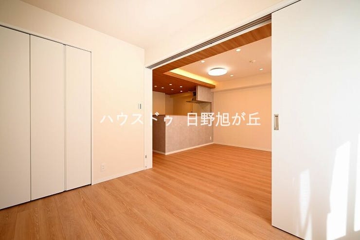 落ち着いた雰囲気が漂う、独立性の高い居室空間。主寝室としての利用に最適で、大型のクローゼットも完備されています。心地よい朝日を感じながら、爽やかな朝を迎えられる一室です。