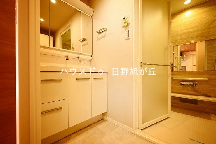 三面鏡付きの機能的な洗面化粧台を備えたサニタリー空間。清潔感あふれる設えで、散らかりがちな小物もスッキリ整理できます。家事動線もスムーズで、忙しい朝の身支度も快適です。