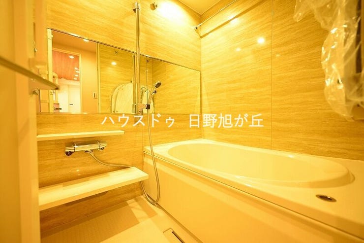 一日の疲れを優しく解きほぐしてくれる、広々としたバスルーム。浴室乾燥機も完備しており、天候を気にせずにお洗濯ができるのも大きな魅力です。清潔で心地よい癒やしのひとときを。