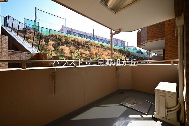 グランシティならではの広々としたオープンエア空間。心地よい風を感じながら、ティータイムやガーデニングも楽しめる特等席です。マンションでありながら、外との繋がりを感じる贅沢な場所。