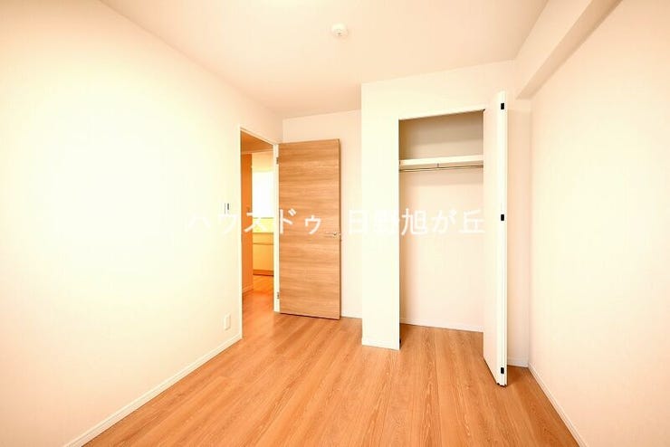 お子様のお部屋やテレワークスペースに最適な、明るく爽やかな洋室。全居室に収納が配置されており、お部屋を最大限広くお使いいただけます。プライバシーと快適性を両立した心地よい空間です。