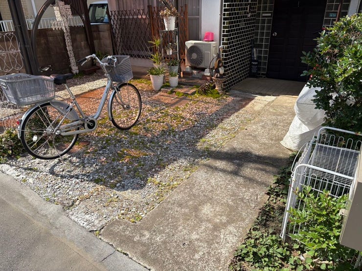 玄関先までフラットに続くゆとりある敷地デザインです。現在は古家がありますが更地としての活用も相談できるため、理想の住まいを一から計画することも可能。毎日の歩みを優しく支える、穏やかな住環境です。