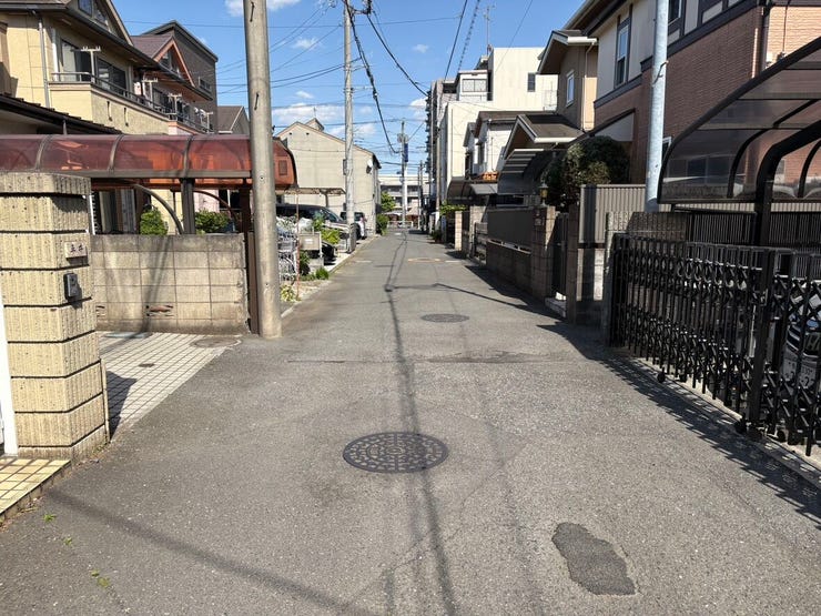 見通しが良く車の出し入れもスムーズな前面道路です。落ち着いた住宅街の中にあり現在は建物がありますが更地としての活用も相談いただけます。お子様との通学や毎日のお買い物も安心して歩める広さです。
