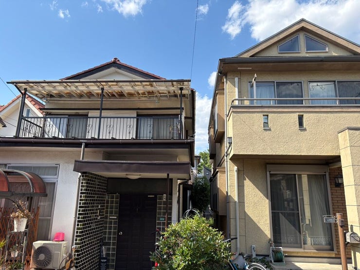 現在は建物がありますが更地にして新しい家を建てる用地としてもご検討いただけます。ゆとりある敷地で、理想の暮らしをゼロから描く楽しみも広がります。