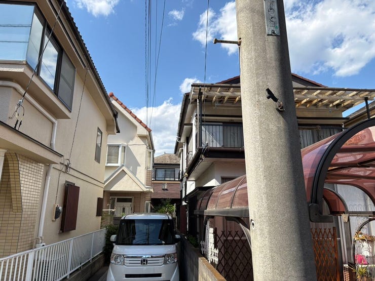 青空が広がる開放的な環境で新しい暮らしの構想が膨らみます。現在は古家がありますが、更地にしてお好みのハウスメーカーで建てることも可能。周囲の建物との間隔も取れており日々のびのびと過ごせそうです。