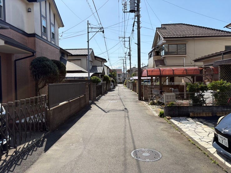 空が広く感じられる、落ち着いた住環境に位置する住宅地です。現在は建物がありますが更地にして新しい暮らしをスタートさせることも。穏やかな街並みに溶け込むような理想の住まいを自由に描ける環境が整っています