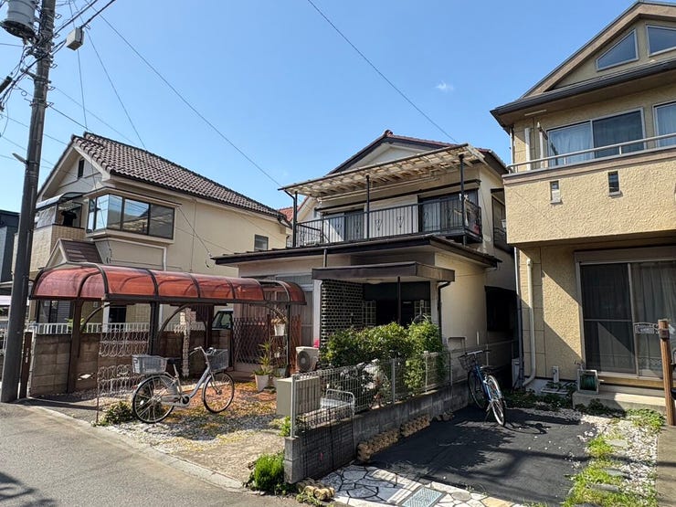 見通しの良い前面道路に面した、開放感のある角地のような区画です。現在は建物がありますが、更地にして新しいマイホームを建てる用地としてもご検討いただけます。青空の下、自由な住まいづくりを楽しみませんか。