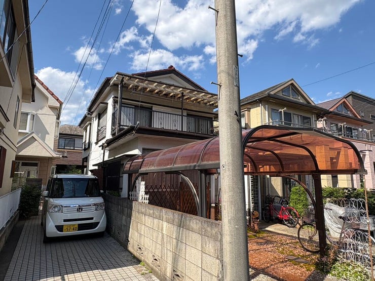 北側にも道路があるため、風が通り抜ける心地よい住環境です。既存の建物がありますが更地としての活用も相談できます。お庭を広く取ったり、家族に合わせた間取りを描いたりと自分らしい暮らしが叶います。
