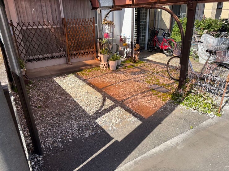 柔らかな陽光が差し込むゆとりあるカースペースです。現在は古家がありますが、更地としての活用も相談可能なため駐車位置を自由に変えたプランも検討できます。広々とした空間で毎日の車の出し入れも快適。