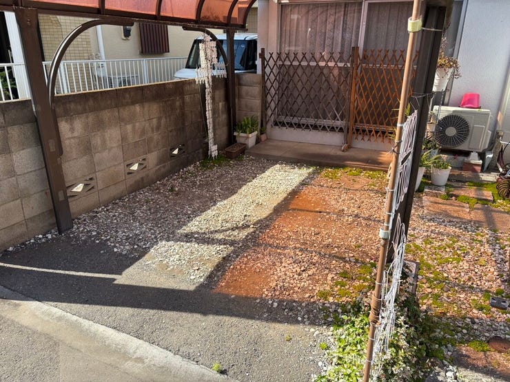 日差しが心地よく届く、平坦で整った駐車スペースです。屋根付きの車庫は愛車を大切に守れるだけでなく、雨の日の荷物運びもスムーズ。更地にして建物を新築することも可能で、将来の夢が広がる静かな空間です。