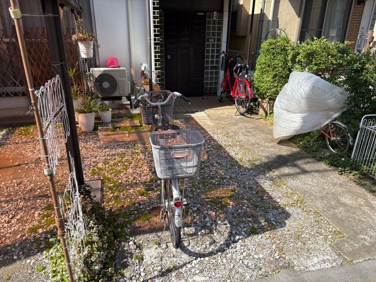 ゆったりとしたアプローチが毎日の帰宅をやさしく迎えてくれます。ベビーカーや自転車も通りやすい平坦な設計。更地としての活用も相談できるため家族の歩幅に合わせた新しい玄関デザインを描くのも素敵です。