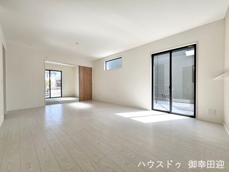 ■安らぎと笑顔の中心地■陽光が優しく降り注ぎ、会話が自然と弾む。ここでは、毎日が特別な時間へと変わります。