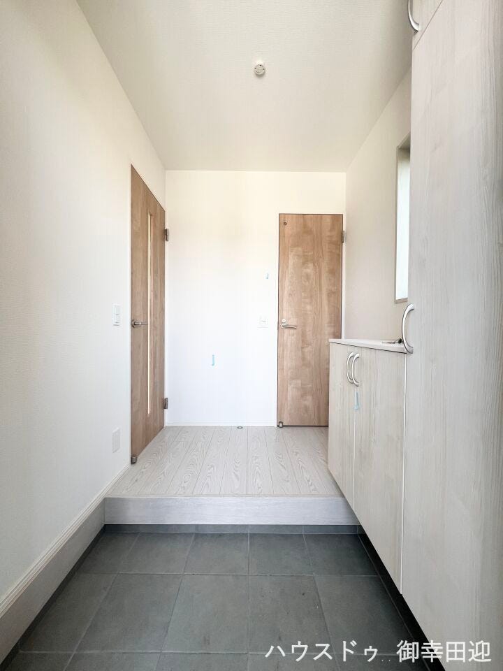 ■「ただいま」の安堵をくれる場所■訪れる人を迎え入れ、帰るたびにホッと一息つける、明るく機能的なエントランス。