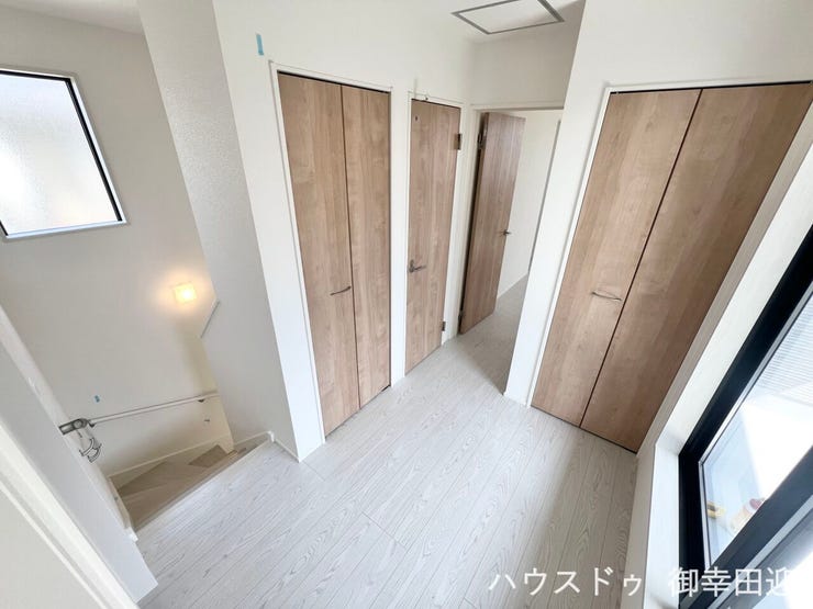 ■暮らしを繋ぐ、明るい動線■採光窓から光が差し込み、足元を優しく照らす。安全で快適な、家族の生活を支える縦の繋がりです。