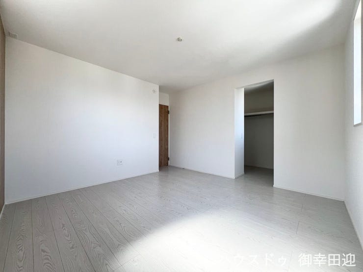 ■2階8.2帖洋室■寝室、書斎、趣味の部屋。家族の成長やライフスタイルに合わせ、様々な使い方ができる快適な空間です。