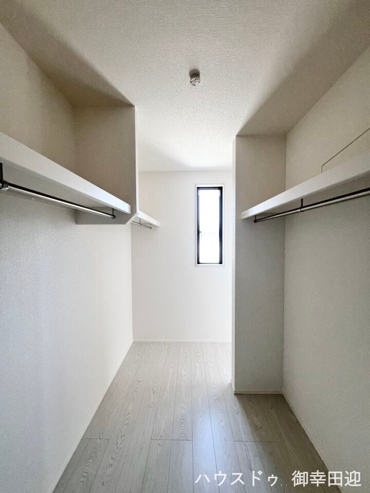 ■2階8.2帖洋室WIC■衣類から小物まで一ヶ所に集約。整理整頓がしやすく、毎日のコーディネートが楽しくなるゆとりの収納です。