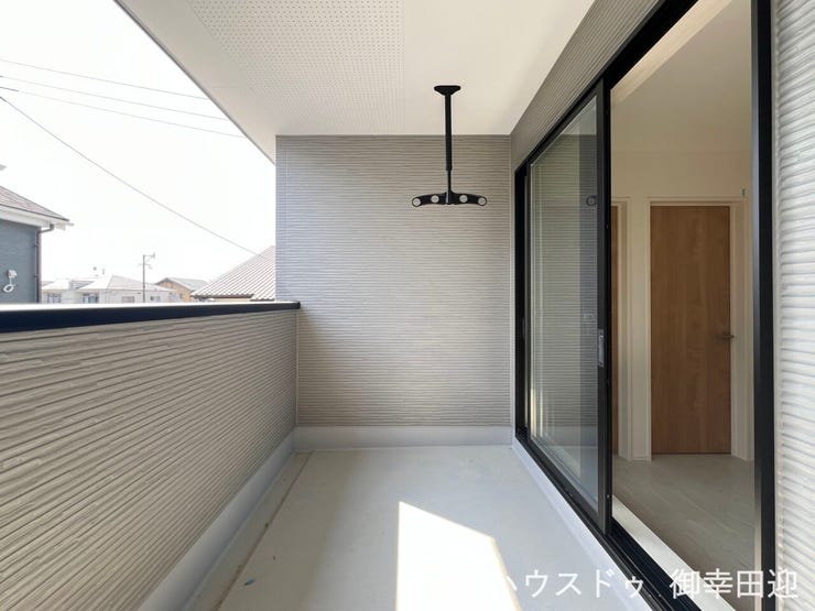 ■空の下の開放的な特等席■日光浴や読書、外の空気を感じながらリフレッシュ。暮らしを豊かにする、もう一つの心地よい空間です。