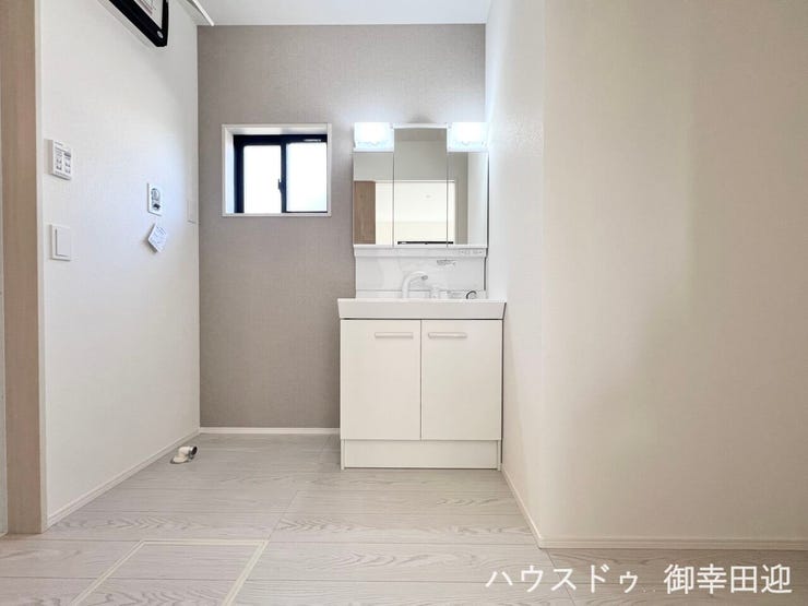 ■清々しいリフレッシュ空間■自分を磨き、気持ちを切り替える。心地よい光が差し込むプライベートスペース。