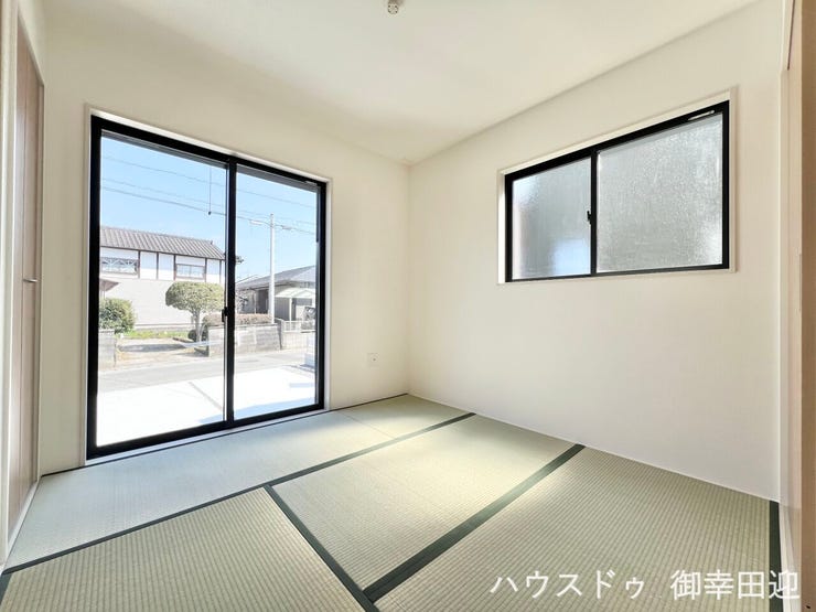 ■1階4.5帖和室■ゲストをもてなし、昼寝や家事にも使える、畳のぬくもりが心地よい多目的万能スペース。