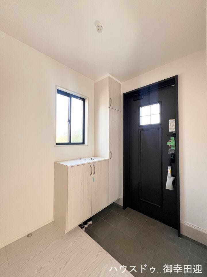 ■「ただいま」の安堵をくれる場所■訪れる人を迎え入れ、帰るたびにホッと一息つける、明るく機能的なエントランス。