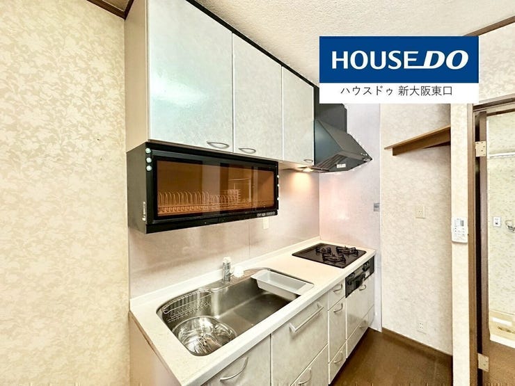 システムキッチン。大きめのシンクと人工大理石のキッチンで使い勝手が良いです。