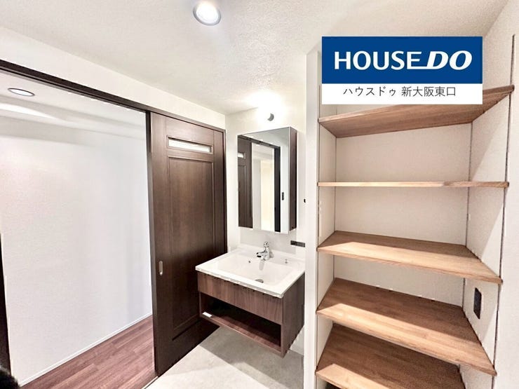 おしゃれな洗面台と収納棚