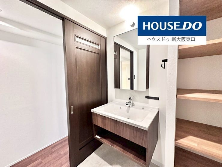 おしゃれな洗面台と収納棚と洗濯機置き場