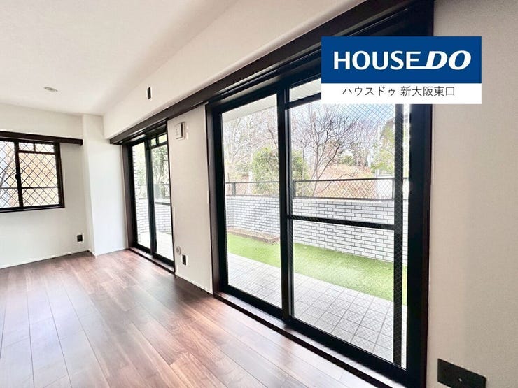 北西向きに専用庭がある14.3帖のLDK
奥は6帖の和室