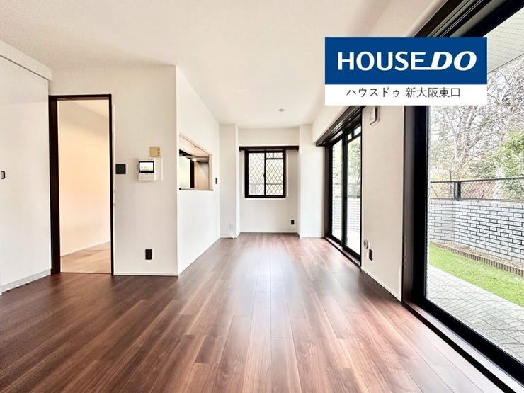 北西向きに専用庭がある14.3帖のLDK
奥は6帖の和室