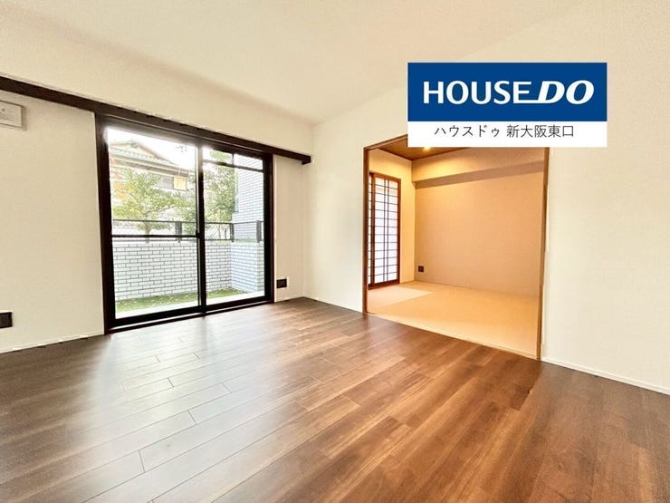 北西向きに専用庭がある14.3帖のLDK
奥は6帖の和室