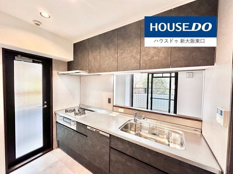 広いキッチンスペース
庭に出れる扉があります。