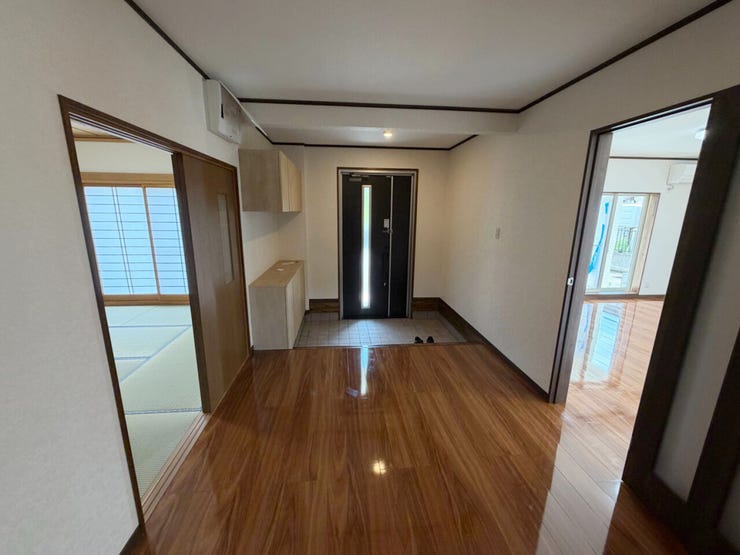 室内(2026年6月)撮影
◎現地案内予約受付中!◎
大きな荷物が運びやすく、複数人いても窮屈にならない広々とした玄関&廊下スペースです!