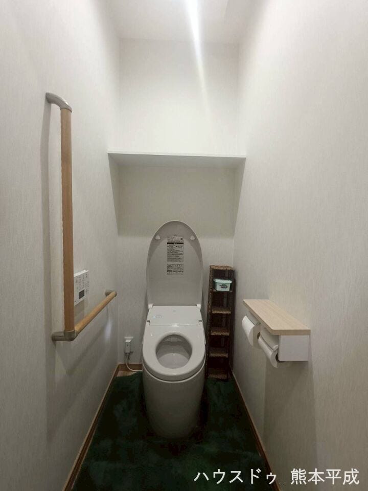 TOTOのNEOREST2021年製です。トイレにも換気扇有り。