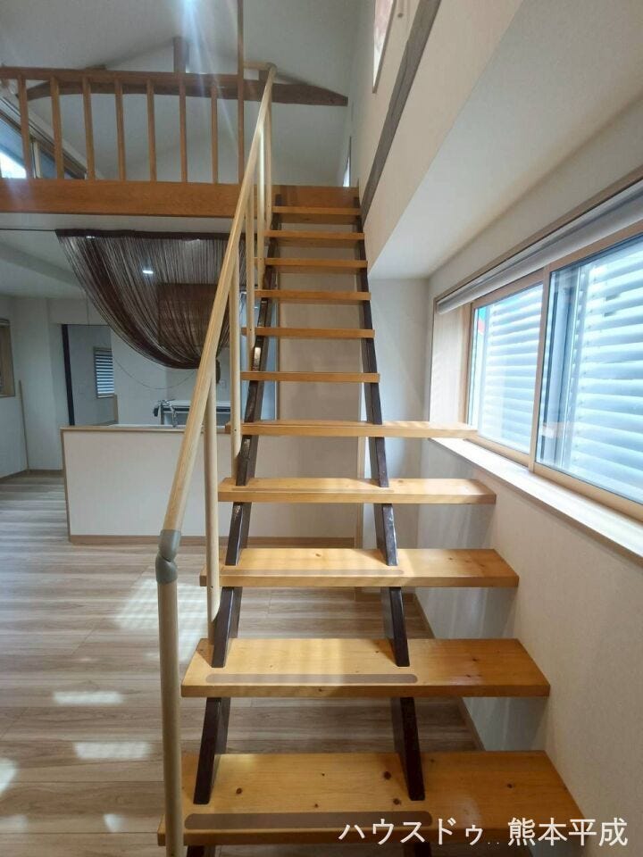 二階への階段は滑り止め付き