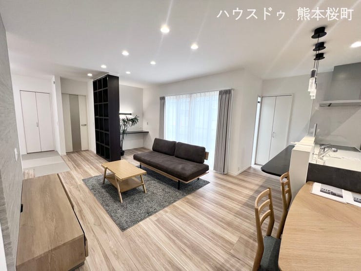 ■安らぎと笑顔の中心地■陽光が優しく降り注ぎ、会話が自然と弾む。ここでは、毎日が特別な時間へと変わります。