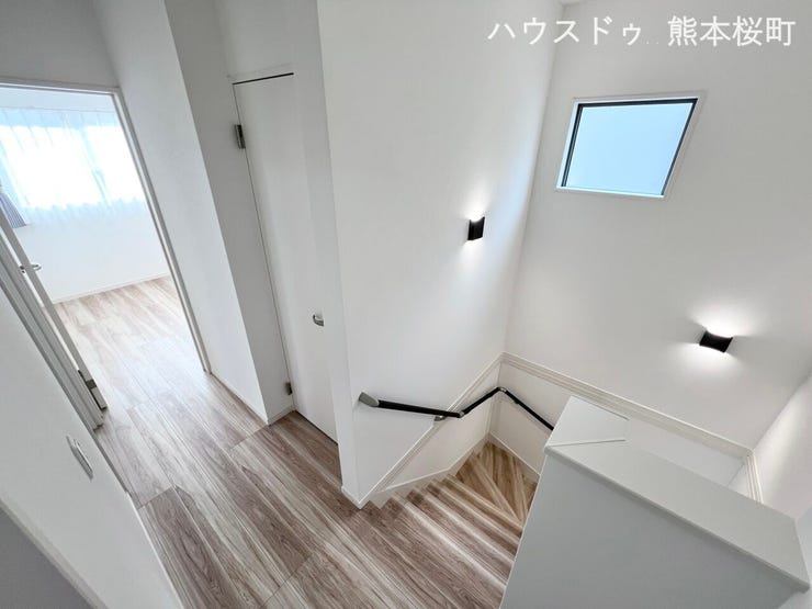 ■暮らしを繋ぐ、明るい動線■採光窓から光が差し込み、足元を優しく照らす。安全で快適な、家族の生活を支える縦の繋がりです。