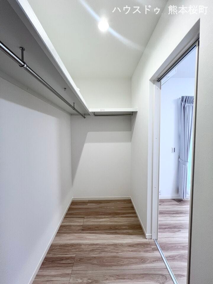 ■2階6帖洋室WIC■衣類から小物まで一ヶ所に集約。整理整頓がしやすく、毎日のコーディネートが楽しくなるゆとりの収納です。