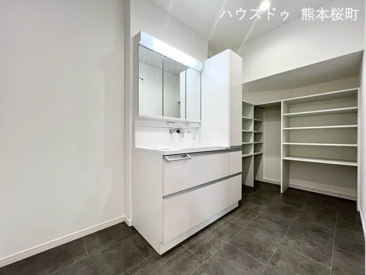 ■清々しいリフレッシュ空間■自分を磨き、気持ちを切り替える。心地よい光が差し込むプライベートスペース。