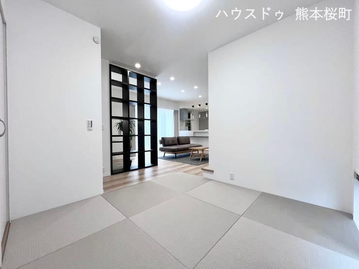 ■1階4.5帖和室■ゲストをもてなし、昼寝や家事にも使える、畳のぬくもりが心地よい多目的万能スペース。