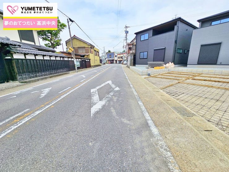 間口・前面道路ともに十分な幅があり駐車も楽々♪