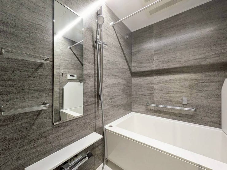 落ち着いたカラーパネルのバスルーム