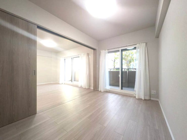 洋室 6.0帖、リビングの扉を開放すると22帖超えの大空間になります+*