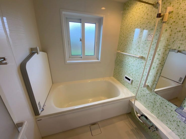 浴室は壁の一面がグリーンでお洒落♪心地よい空間です♪