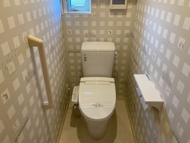 トイレの壁紙が写真では見辛いですがスヌーピーの柄でとっても可愛いです♪落ち着く色味が素敵です♪