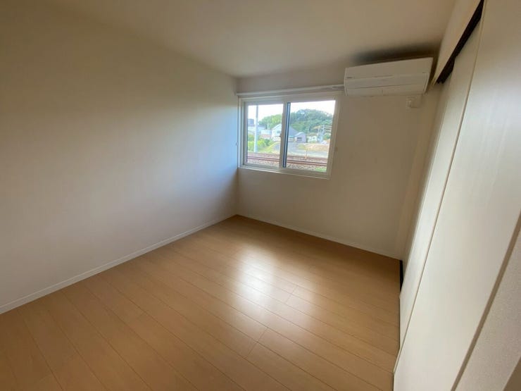 先ほどの洋室を別角度から♪窓から優しい光が降り注ぎます♪